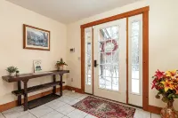 Spacious 5-bedroom chalet with AC and WiFi in charming Chester