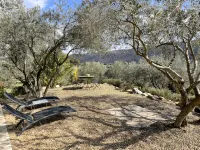 À 30 mn des Gorges du Verdon Gîte au Calme Entouré Doliviers et de Lavandes Hôtels à : Oraison