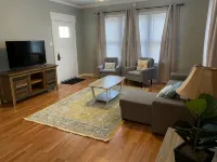 Peaceful home with an amazing yard near downtown San Antonio. Pet Friendly! 미션 트레일 주변 호텔