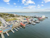 Waterfront Retreat walkable to the best shops, restaurants, & charm of Southport - Homestays