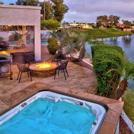 Modern 3Bd2.5BTH Incl. Misters, Pool, Spa, Pool Table, Kayaks, Pedal Boat, Bikes