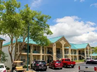 Emerald Bay Condo On-Site Marina Boating, Golf, WiFi, 2 pools, 4 Flatscreen TVs Hotels in Ridgedale