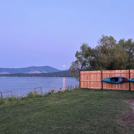 Dora’s Cabin at Grans – Flathead Lakefront, Firepit, Dock, Kayaks, Pet Friendly.