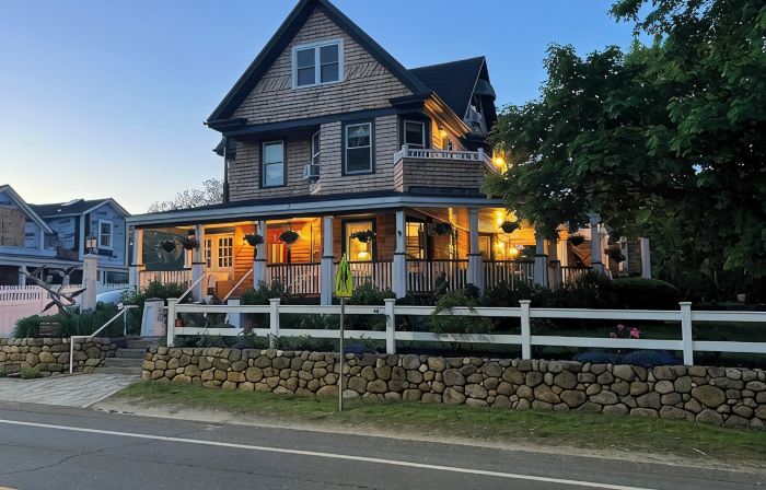 Oak Bluff's Victorian Walk to Town & Beaches