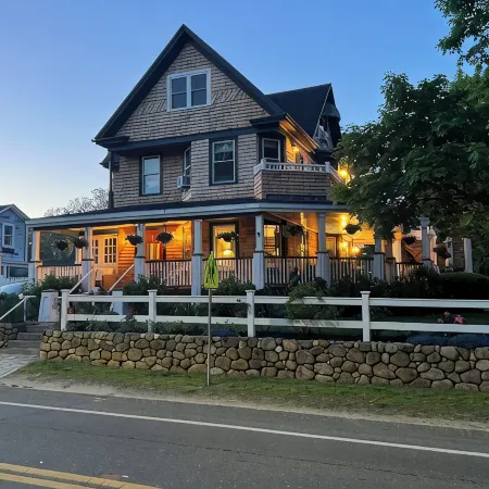 Oak Bluff's Victorian Walk to Town & Beaches