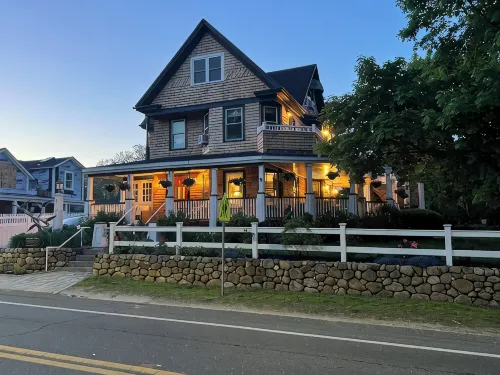 Oak Bluff's Victorian Walk to Town & Beaches - 3 stjerner
