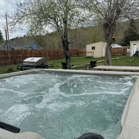 The Spruce House on Rock Creek- Hot Tub, 2 Kings, 2 Queens/ 2 bath, Fenced Yard