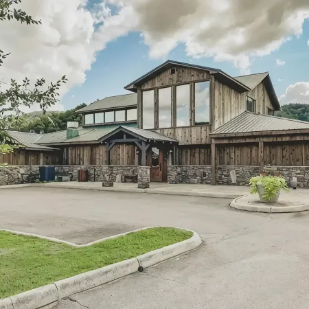 Clean & Quiet w/ Private HotTub Near Cades Cove