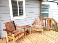 Modern renovated family friendly home close to beach and restaurants