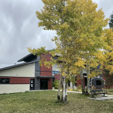 2 Bedroom Condo on the River, Walk to Town, Free Ski Bus!