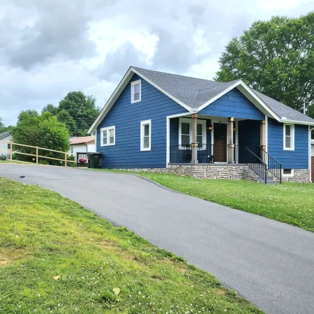 Beautiful Bristol Bungalow w/ Firepit- 5 mins to downtown & 6 mins to Casino