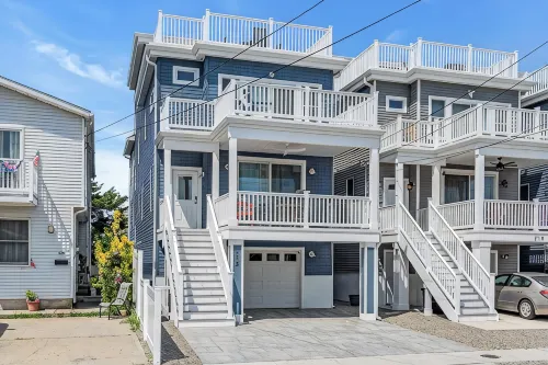 Top Flr Balcony w/ bonus room + wet bar, 2 blocks to beach, Linens/towels incl.