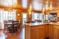 Cozy Clean Waterfront Cabin on Sugar Lake - Ice Fishing, Ski/Snowboard Nearby - Chalets
