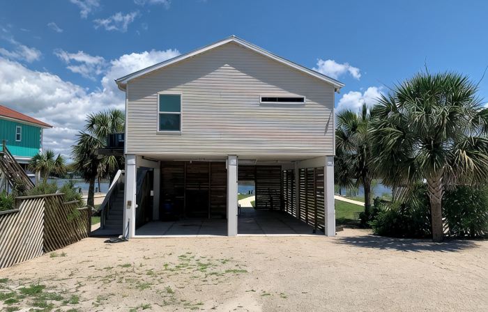 Fisherman's access and relaxation in a 2BR 2BA on River with Dock, Pet friendly!