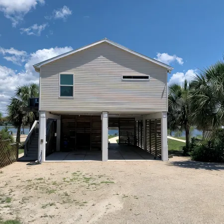 Fisherman's access and relaxation in a 2BR 2BA on River with Dock, Pet friendly!