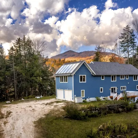 Secluded 5K Sq Ft Retreat: Sauna, Hot Tub & Games