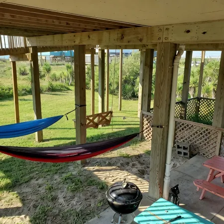 Beachfront Family Fun! 30s to Sand – 1 King, 2 Queens, Bunks, Prvt Beach Access!