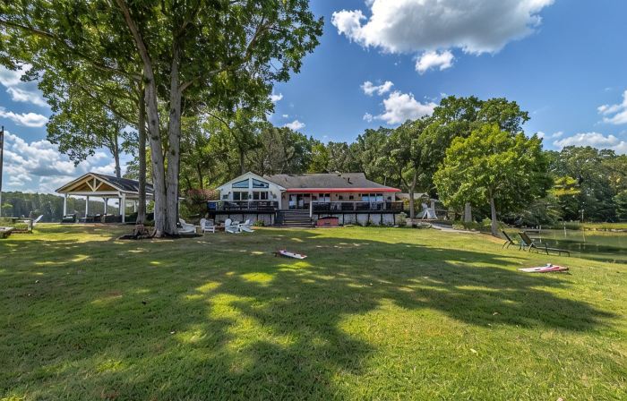 PVT PENINSULA! Hot tub, beach, spectacular views w/huge kitchen!Sleeps up to 21