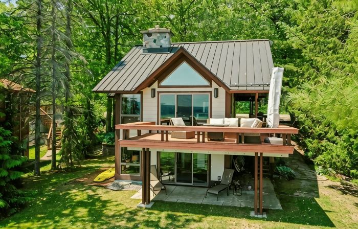 Beautiful Home w/ 2 fireplaces, Deck, and 75ft of Private Higgins Lake Frontage