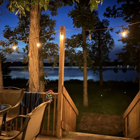 3 bedroom lake house & pool, only 35 min. to Wisconsin Dell and Cascade Mountain Отели в г. Пакуоки