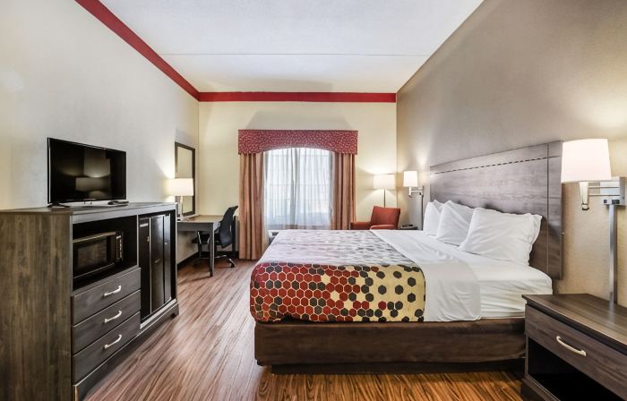 Econo Lodge Inn & Suites
