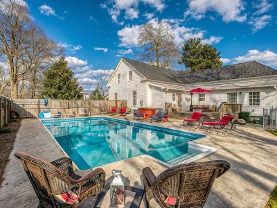 Walk Downtown! Large Pool, Hot tub, Fire pit, Close to EVERYTHING!