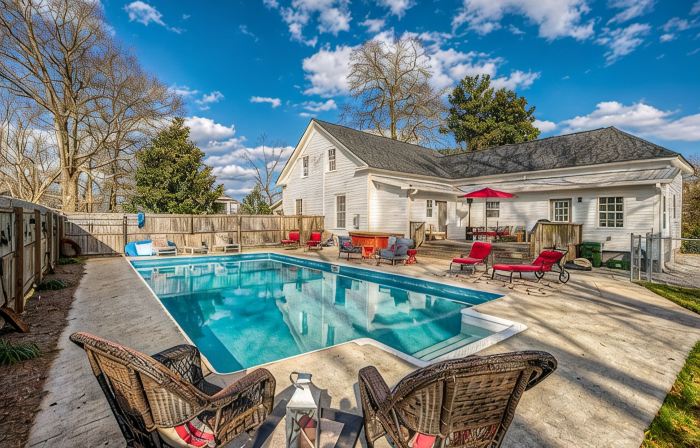 Walk Downtown! Large Pool, Hot tub, Fire pit, Close to EVERYTHING!
