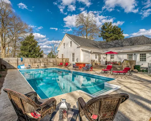 Walk Downtown! Large Pool, Hot tub, Fire pit, Close to EVERYTHING! Hotels in Monroe
