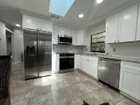 Totally Renovated near Pete's Pier with Trailer Parking Walk to Three Sisters!!