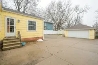 Cozy 4 bedroom home. Just 2 miles from Drake University. Easy access to I235. - 4つ星