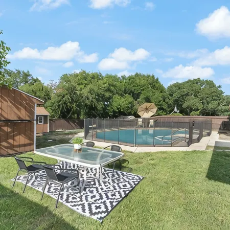 Family Dream Home, Arcade fun!, Huge Pool! 5 bedrooms, 3 baths