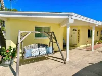 Fiesta Flamingo Cottage Blocks to Beach & River ~ Kayaks and Bikes Provided! - บังกะโล
