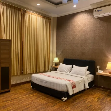Grand Mansion Hotel Blitar Отели в г. Блитар