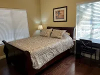 Gated Condo; pool,  hot tub, gym, 2 bedrooms, 2 bath, 5 min to Cardinals Stadium Hotels near Camelback Ranch