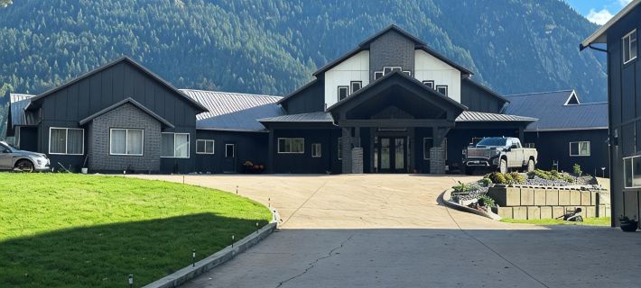 All New Retro Design Carriage House on the Fraser River Hotels in Hope