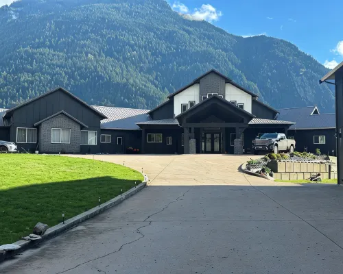 All New Retro Design Carriage House on the Fraser River โรงแรมในโฮป