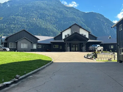 All New Retro Design Carriage House on the Fraser River - Wifi