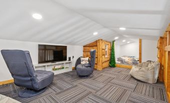 Indoor Treehouse! Swivel Fire Pit &  Gas Grill. Close to Trails & Attractions.