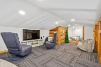 Indoor Treehouse! Swivel Fire Pit &  Gas Grill. Close to Trails & Attractions. - 4-Star