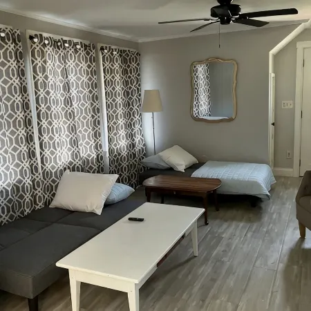 Cute Apt w/ Parking & W/D!