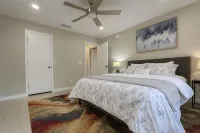 Roadrunner Retreat — Romantic Desert Villa · Private Hot Tub Lounge - Villas