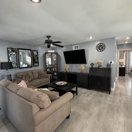 Cozy 2-bedroom condo with WiFi, AC in lovely Lake Forest.