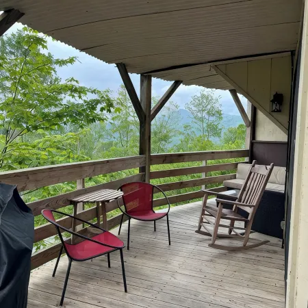 Herman's Hideaway: Remodeled Sugar Mountain Condo, Steps to the Slopes!