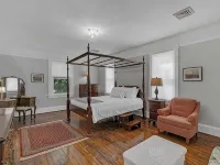 East River Views - Renovated 1905 House- 3 Bedrooms, 3.5 Baths Hotels in Mathews County