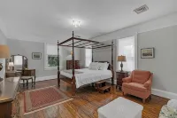 East River Views - Renovated 1905 House- 3 Bedrooms, 3.5 Baths