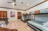 Luxury Island Retreat: Pool, Grotto, Slide, Spa, Mini Golf, Sauna, Sleeps 21