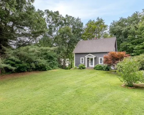 Meredith Town & Trail Cottage - Walkable to Water/Downtown, Dogs ok! Hotels in Meredith
