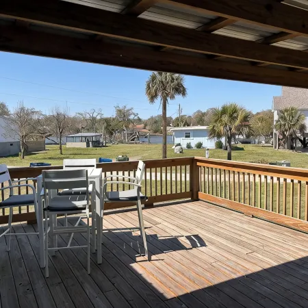 Charming 3-bedroom bungalow in Sneads Ferry with boat dock and gazebo access