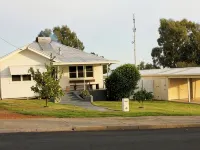 Jarrah Cottage, a Renovated Home with Spacious Block Located in Waroona. Hotels in Waroona