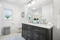 Airy 5br home w/pool, outdoor living, game room - Balcony